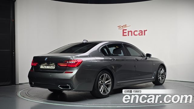 BMW 7-Series 2017 — photo 2