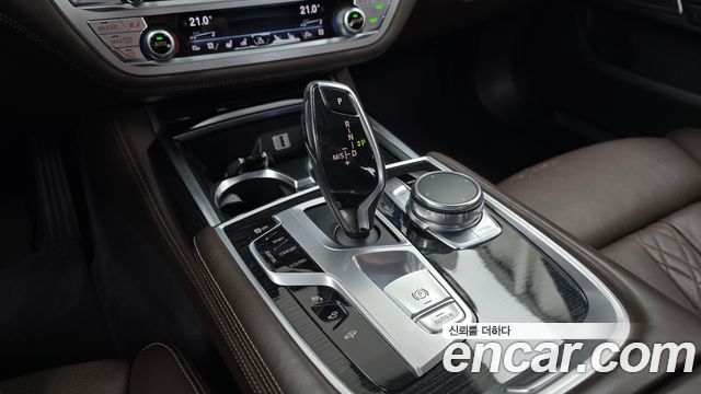 BMW 7-Series 2017 — photo 9