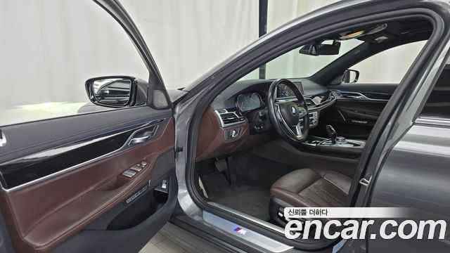BMW 7-Series 2017 — photo 10