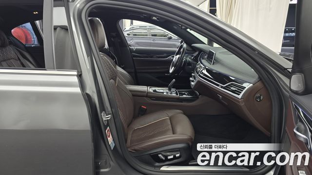 BMW 7-Series 2017 — photo 11