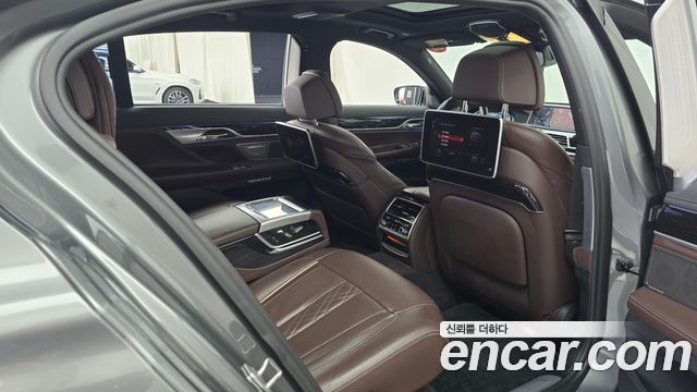 BMW 7-Series 2017 — photo 12