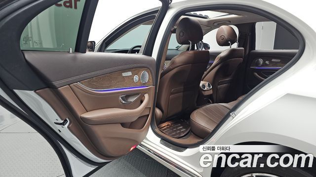 Mercedes-Benz E-Class 2018 — photo 18