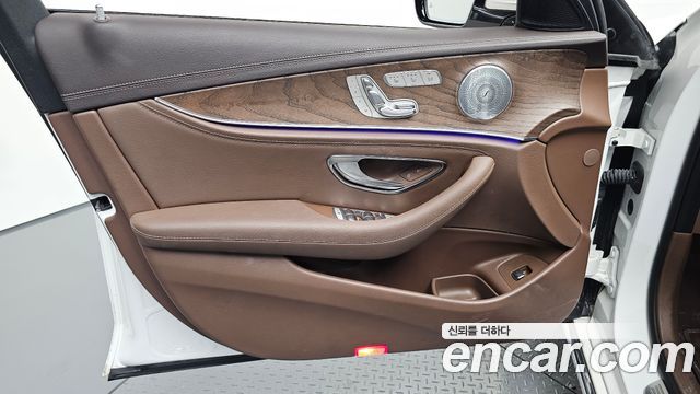 Mercedes-Benz E-Class 2018 — photo 14