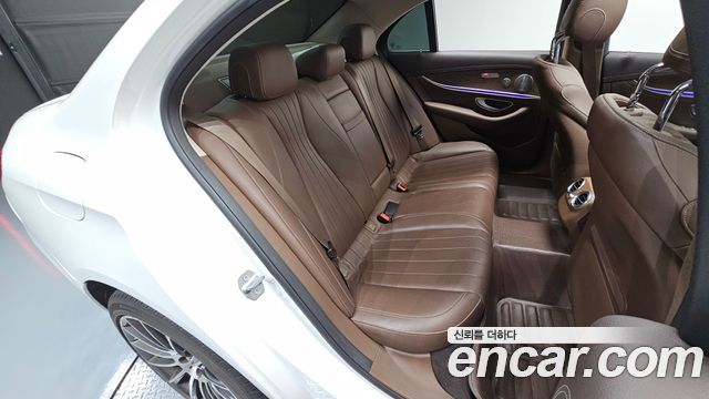 Mercedes-Benz E-Class 2018 — photo 16
