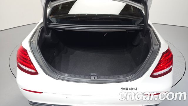 Mercedes-Benz E-Class 2018 — photo 32