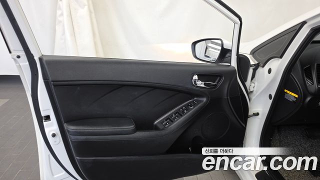 Kia K3 2015 — photo 14