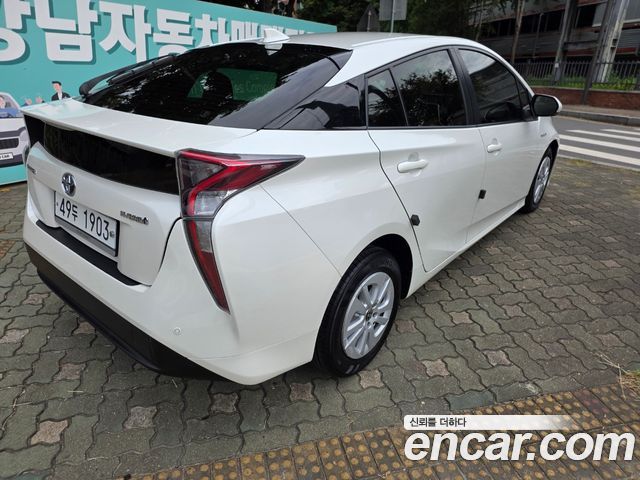 Toyota Prius 2018 — photo 3