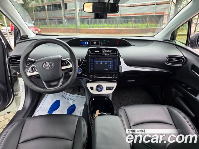 Toyota Prius 2018 — photo 8