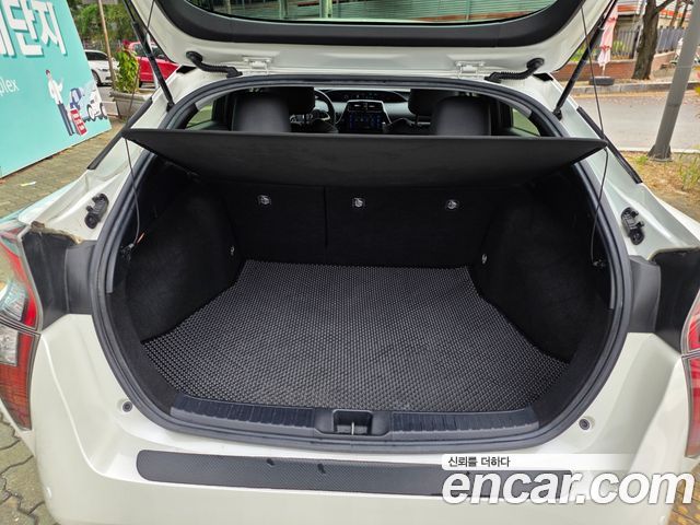 Toyota Prius 2018 — photo 11
