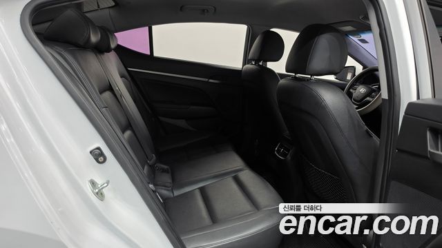 Hyundai AVANTE 2016 — photo 12