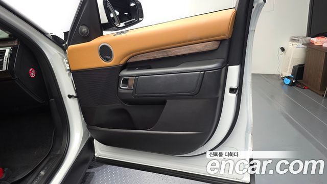 Land Rover Discovery 2018 — photo 14