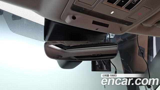 Land Rover Discovery 2018 — photo 28