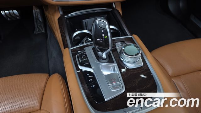 BMW 7-Series 2018 — photo 12