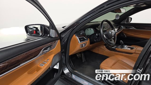 BMW 7-Series 2018 — photo 13