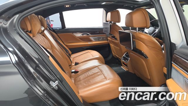 BMW 7-Series 2018 — photo 17
