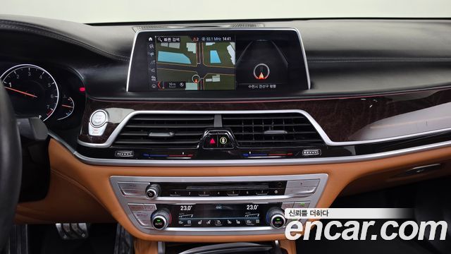 BMW 7-Series 2018 — photo 18