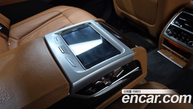 BMW 7-Series 2018 — photo 25