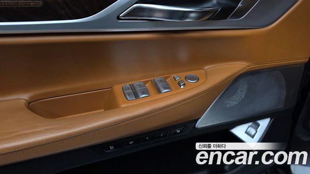 BMW 7-Series 2018 — photo 14