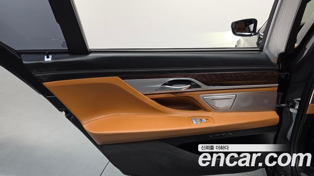 BMW 7-Series 2018 — photo 15