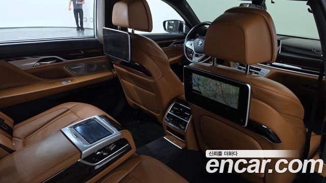 BMW 7-Series 2018 — photo 28