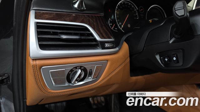 BMW 7-Series 2018 — photo 29