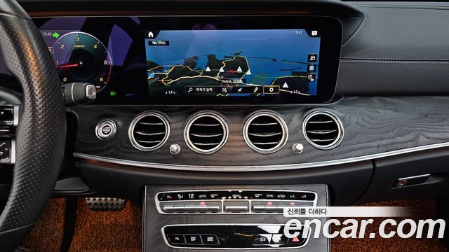 Mercedes-Benz E-Class 2021 — photo 20