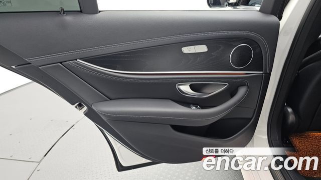 Mercedes-Benz E-Class 2021 — photo 15