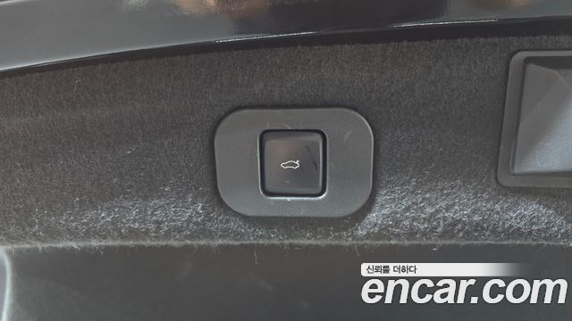 Lincoln Continental 2019 — photo 24