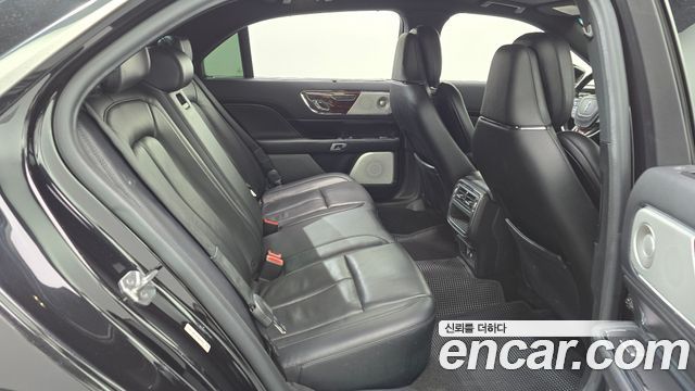 Lincoln Continental 2019 — photo 26