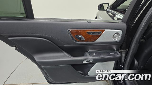 Lincoln Continental 2019 — photo 15