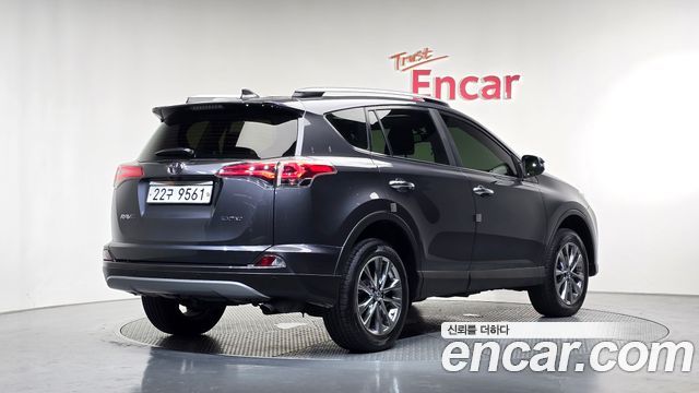 Toyota RAV4 2017 — photo 2
