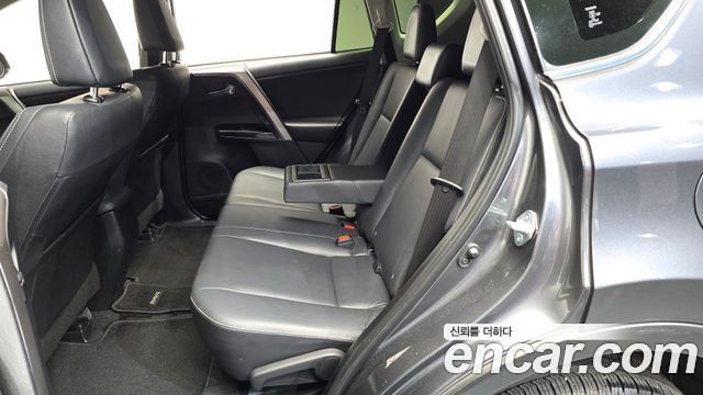 Toyota RAV4 2017 — photo 11