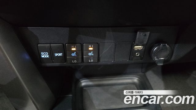 Toyota RAV4 2017 — photo 12