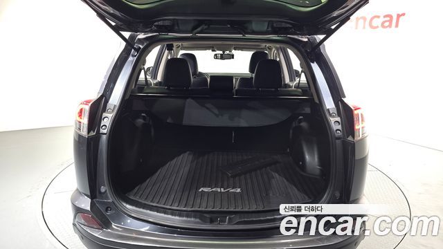 Toyota RAV4 2017 — photo 18