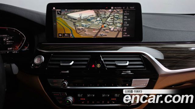 BMW 5-Series 2021 — photo 18