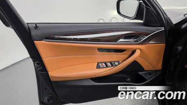 BMW 5-Series 2021 — photo 13