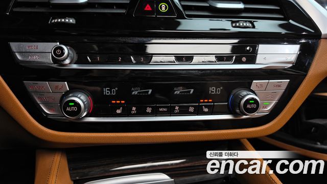 BMW 5-Series 2021 — photo 32