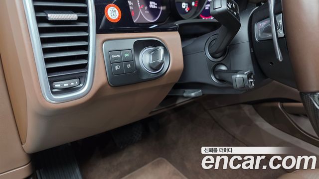 Porsche Cayenne 2022 — photo 28