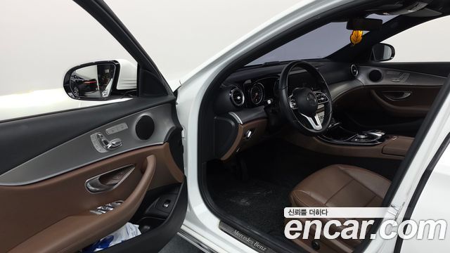 Mercedes-Benz E-Class 2019 — photo 13