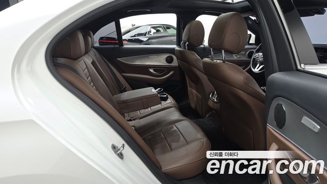 Mercedes-Benz E-Class 2019 — photo 17