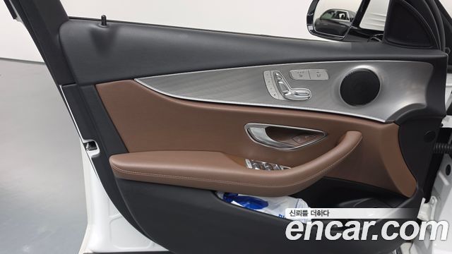Mercedes-Benz E-Class 2019 — photo 14