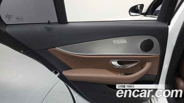 Mercedes-Benz E-Class 2019 — photo 15
