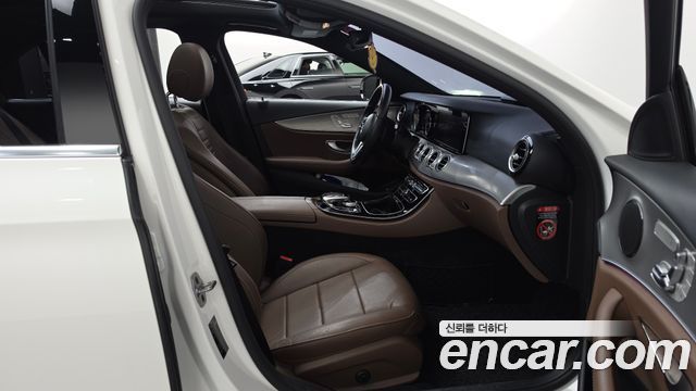 Mercedes-Benz E-Class 2019 — photo 16