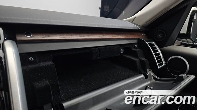 Land Rover Discovery 2017 — photo 32