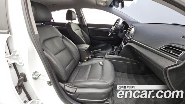 Hyundai AVANTE 2019 — photo 18