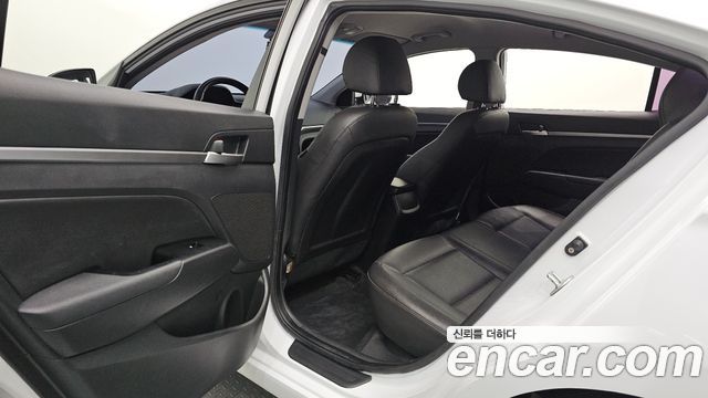 Hyundai AVANTE 2019 — photo 16