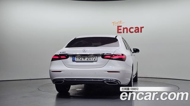 Mercedes-Benz E-Class 2022 — photo 4