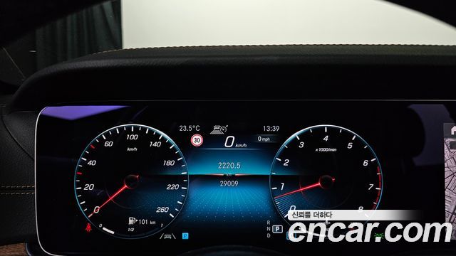 Mercedes-Benz E-Class 2022 — photo 8