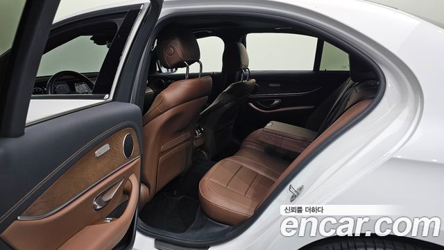 Mercedes-Benz E-Class 2022 — photo 11