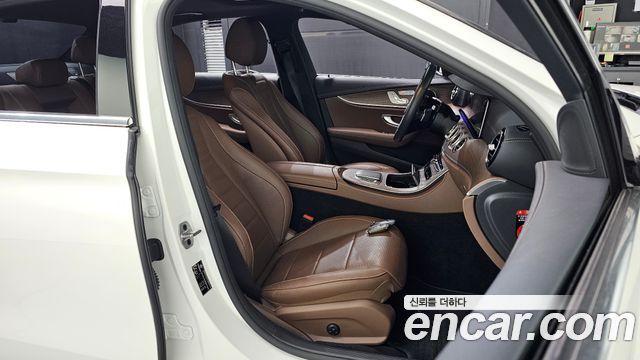 Mercedes-Benz E-Class 2022 — photo 12